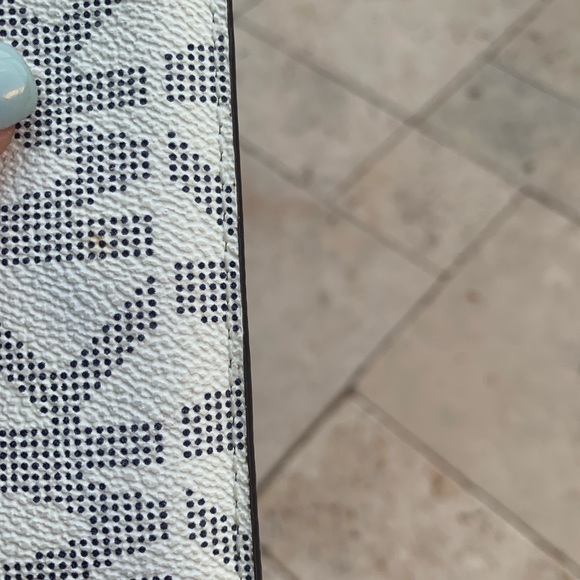 Micheal Kors keychain wallet - Picture 7 of 16